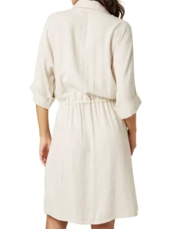 Robe mi-longue beige unie pourvue d'une coupe cintrée et d'un col chemise