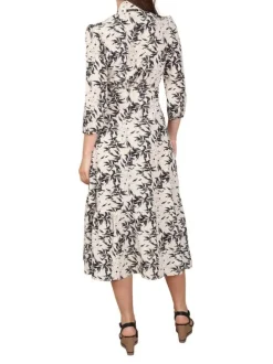 Robe mi-longue blanche imprimé feuille all-over avec une coupe portefeuille et un décolleté cache-coeur