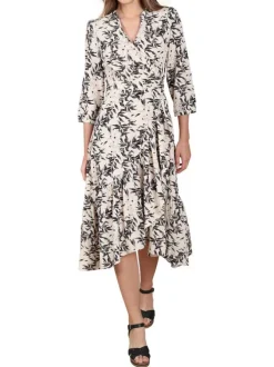 Robe mi-longue blanche imprimé feuille all-over avec une coupe portefeuille et un décolleté cache-coeur
