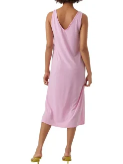 Robe mi-longue à larges bretelles rose unie avec une coupe droite et un col v