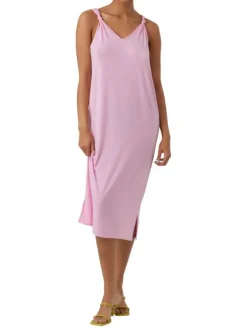Robe mi-longue à larges bretelles rose unie avec une coupe droite et un col v