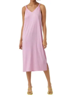 Robe mi-longue à larges bretelles rose unie avec une coupe droite et un col v