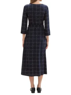 Robe mi-longue marine à carreaux blancs avec une coupe droite et un col en V