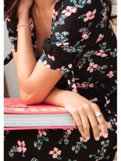Robe noire pour femme avec imprimé floral coupe évasée