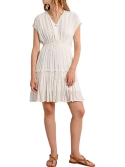 Robe sans manches courte blanche unie avec une coupe droite et un col v