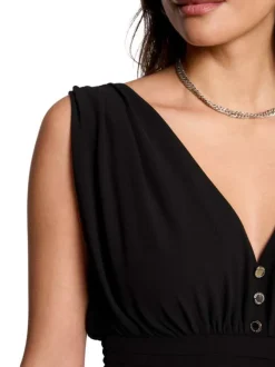 Robe sans manches courte noire unie avec une coupe droite et un col v