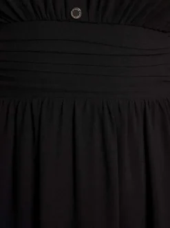 Robe sans manches courte noire unie avec une coupe droite et un col v