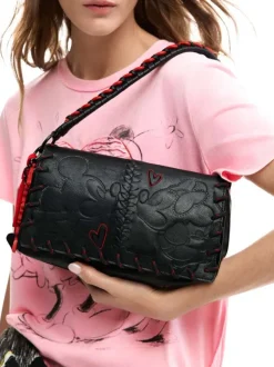 Sac bandouliere noir à imprimé pourvu d'une anse rouge et noire