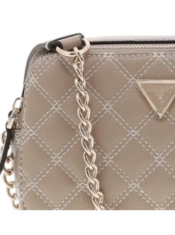 Sac à bandoulière beige matelassé pourvu d'une bandoulière en chaînes dorées