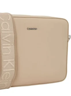 Sac à bandoulière beige uni lisse avec le nom de la marque et une anse large