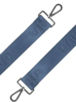 Sac à bandoulière bleu uni avec des patchs au nom de la marque
