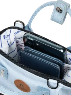 Sac à bandoulière ciel uni avec nom iconique sur le devant et une pochette