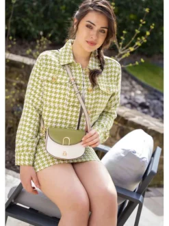 Sac à bandoulière kaki uni avec logo iconique de la marque sur le devant