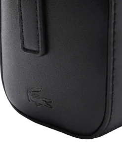 Sac à bandoulière noir en maille lisse pourvu d'une fermeture zippée
