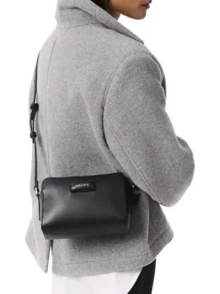 Sac à bandoulière noir en maille lisse pourvu d'une fermeture zippée