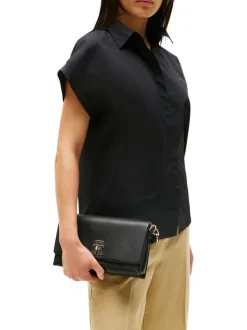 Sac à bandoulière noir uni avec un effet grain et un logo doré
