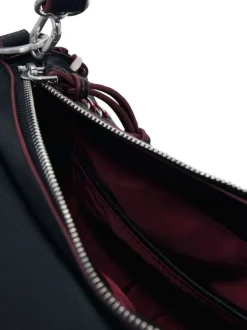 Sac à bandoulière noir uni en simili-cuir avec une fermeture zippée