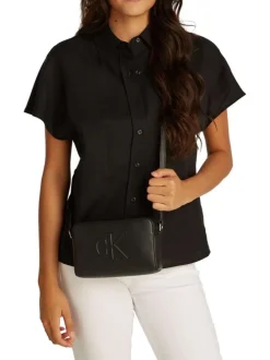 Sac à bandoulière rectangulaire noir uni avec le logo embossé à l'avant