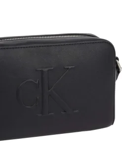 Sac à bandoulière rectangulaire noir uni avec le logo embossé à l'avant