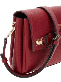 Sac bandoulière rouge uni avec le nom de la marque en pièces métalliques