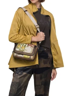 Sac beige avec des imprimés et une bandoulière réglable avec marque cousue