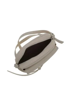 Sac beige uni avec une poche à fermeture rabat sur l'avant et un logo à l'avant