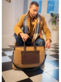 Sac de voyage camel uni avec 2 anses pour porter à la main et 1 épaule