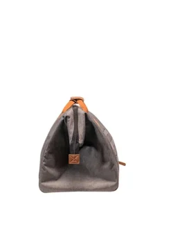 Sac gris clair uni zippé avec une petite poche avant et patch du logo iconique