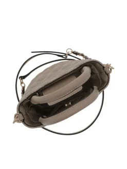 Sac à main beige matelassé pourvu d'une bandoulière en chaîne dorée