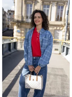 Sac à main écru tressé pourvu d'anses contrastées et du logo de la marque