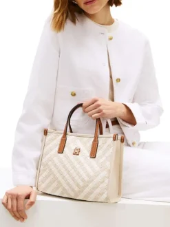 Sac à main écru tressé pourvu d'anses contrastées et du logo de la marque