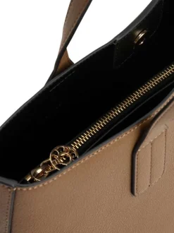 Sac à main marron pourvu d'une bandoulière amovible et d'un bouton à pression