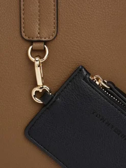 Sac à main marron pourvu d'une bandoulière amovible et d'un bouton à pression