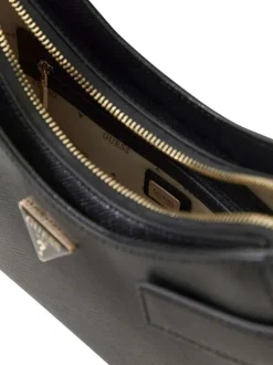 Sac à main noir aspect grainé pourvu d'une anse amovible orné de chaines dorées