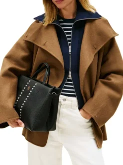 Sac à main noir aspect grainé pourvu d'une bandoulière amovible