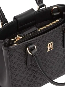 Sac à main noir pourvu d'une bandoulière amovible et de détails dorés