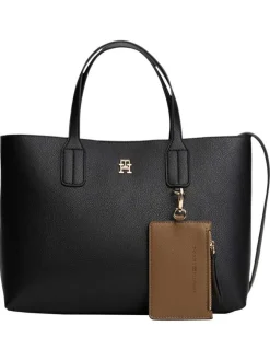 Sac à main noir pourvu d'une bandoulière amovible et d'un bouton à pression