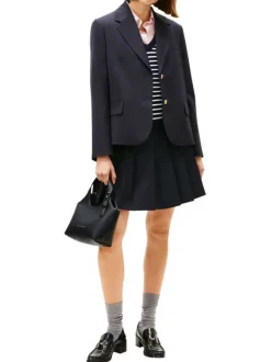 Sac à main noir pourvu d'une bandoulière amovible et du nom de la marque