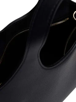 Sac à main noir pourvu d'une bandoulière amovible et du nom de la marque