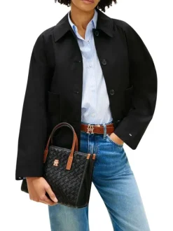 Sac à main noir tressé pourvu d'anses contrastées et du logo de la marque
