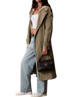 Sac à main porté épaule noir pourvu d'une bandoulière amovible