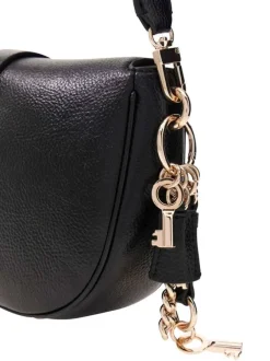 Sac à main porté épaule noir pourvu d'une bandoulière amovible et réglable