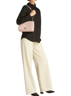 Sac à main porté épaule rose uni avec bandoulière en chaîne et le logo