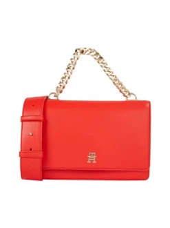 Sac à main rouge uni avec une bandoulière porté épaule ajustable
