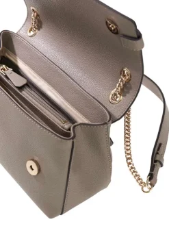 Sac à main taupe grainé pourvu d'anses multipositions avec chaînettes dorées