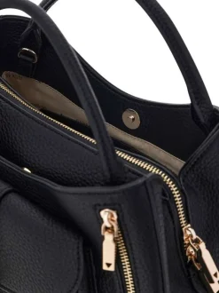 Sac noir en maille grainée pourvu d'une bandoulière amovible et réglable