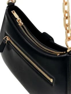 Sac noir en maille lisse pourvu d'une anse avec chaînettes dorées
