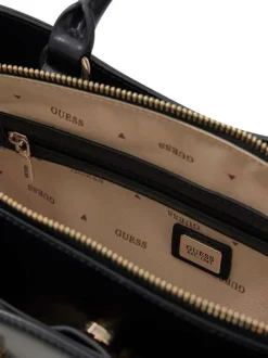 Sac noir en maille lisse pourvu d'une bandoulière amovible et réglable