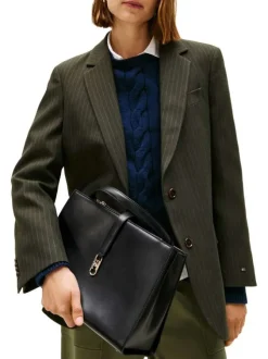 Sac noir uni avec fermeture aimantée et logo de la marque doré
