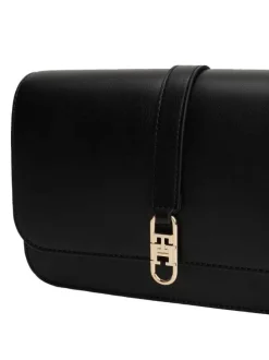 Sac noir uni avec fermeture à rabat et logo de la marque doré